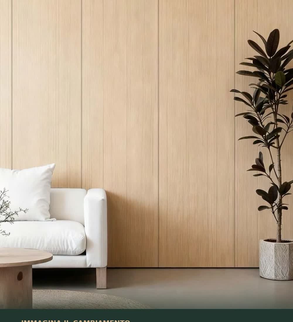 Ambiente living con pareti rivestite effetto legno, divano e luce naturale