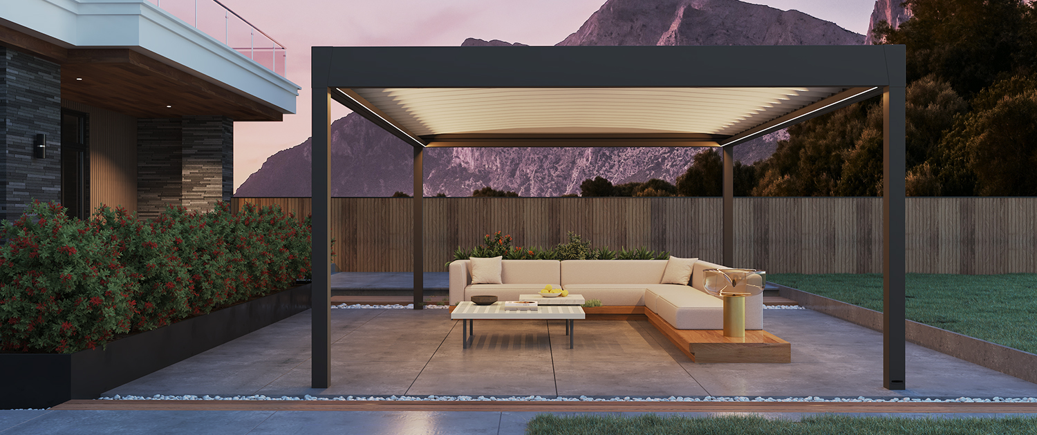 Pergola MV Line illuminata al tramonto: uno spazio outdoor da vivere